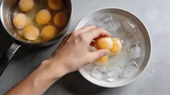 Diese Gewohnheit ruiniert alles: Darum darfst du heisse Eier nicht in kaltes Wasser legen