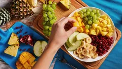 Eine Ernährungsberaterin nennt 9 Früchte, die deutlich mehr Ballaststoffe als ein Apfel enthalten