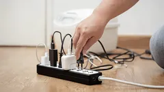Sie vertrauen der Steckdosenleiste völlig zu Unrecht – sie könnte bereits «abgelaufen» sein
